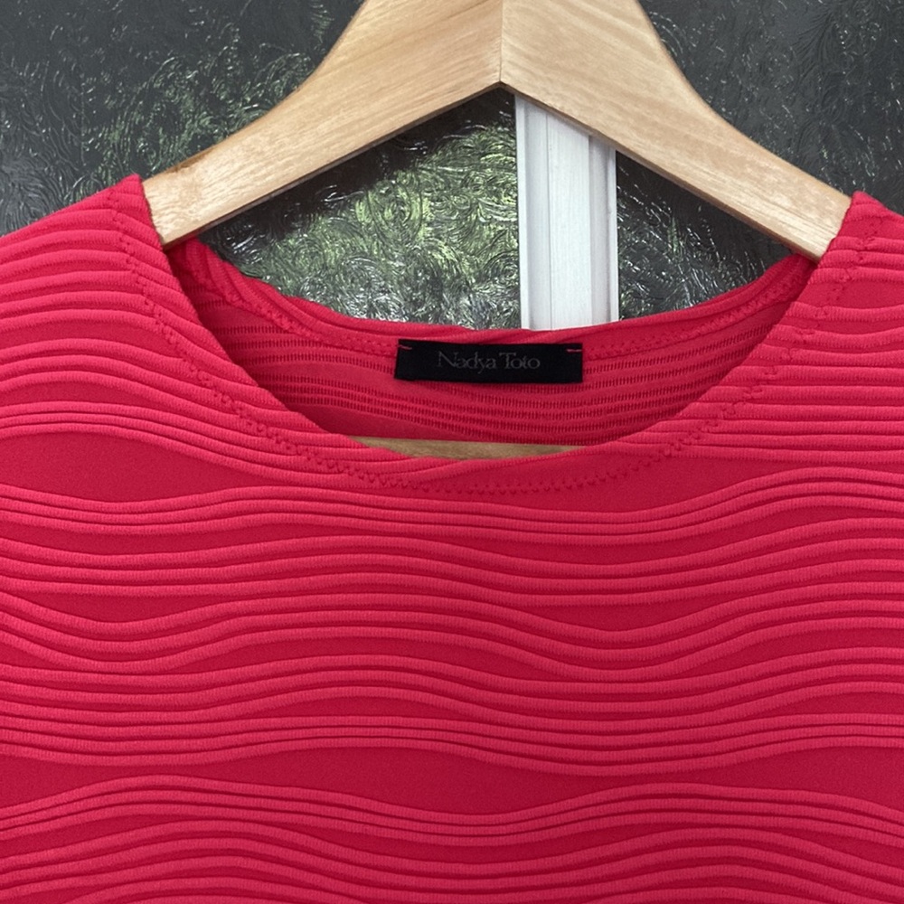 Elegant Red Ribbed Dress - Picture 3 of 6
